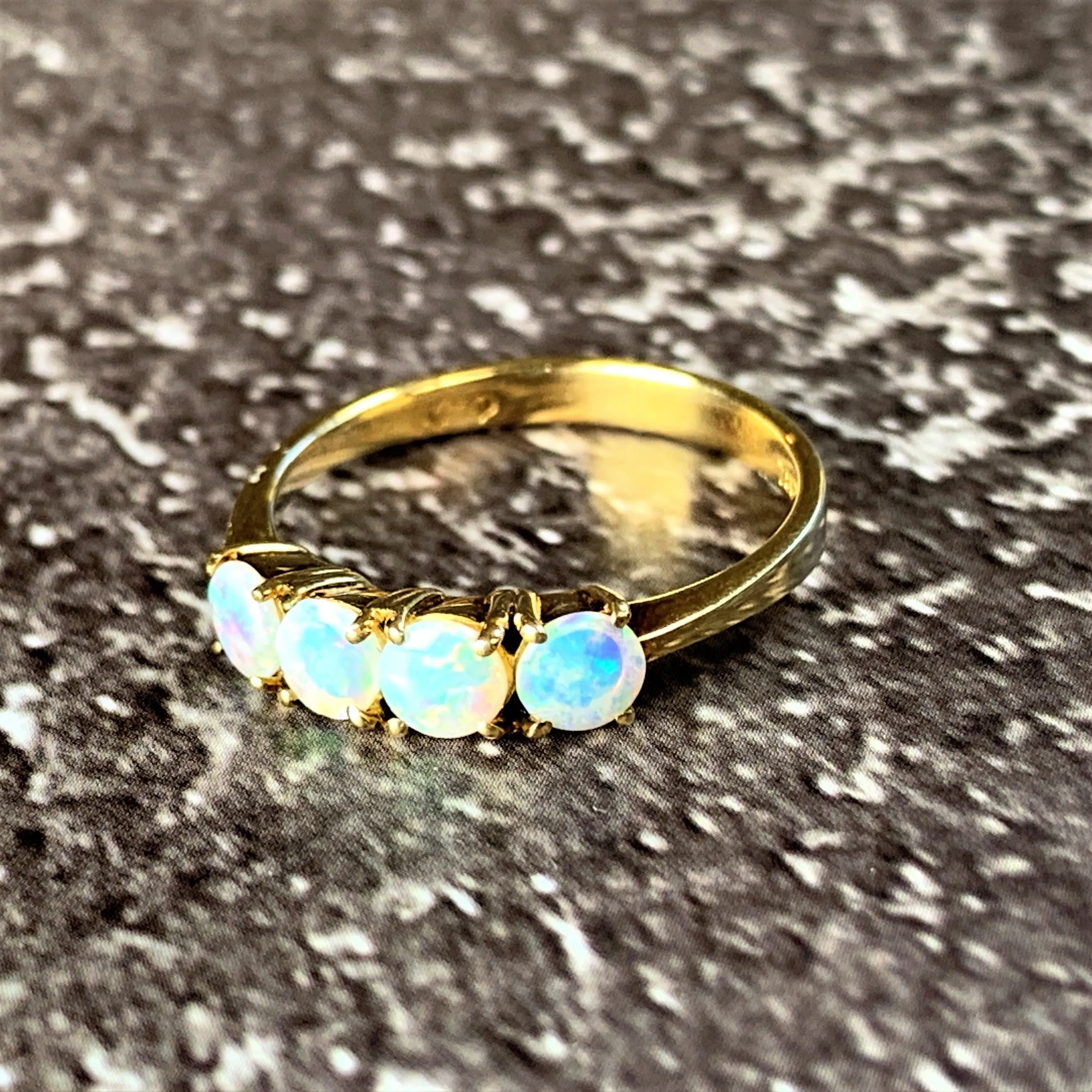 18kt Yellow Gold eternity ring with 5 Crystal Opals