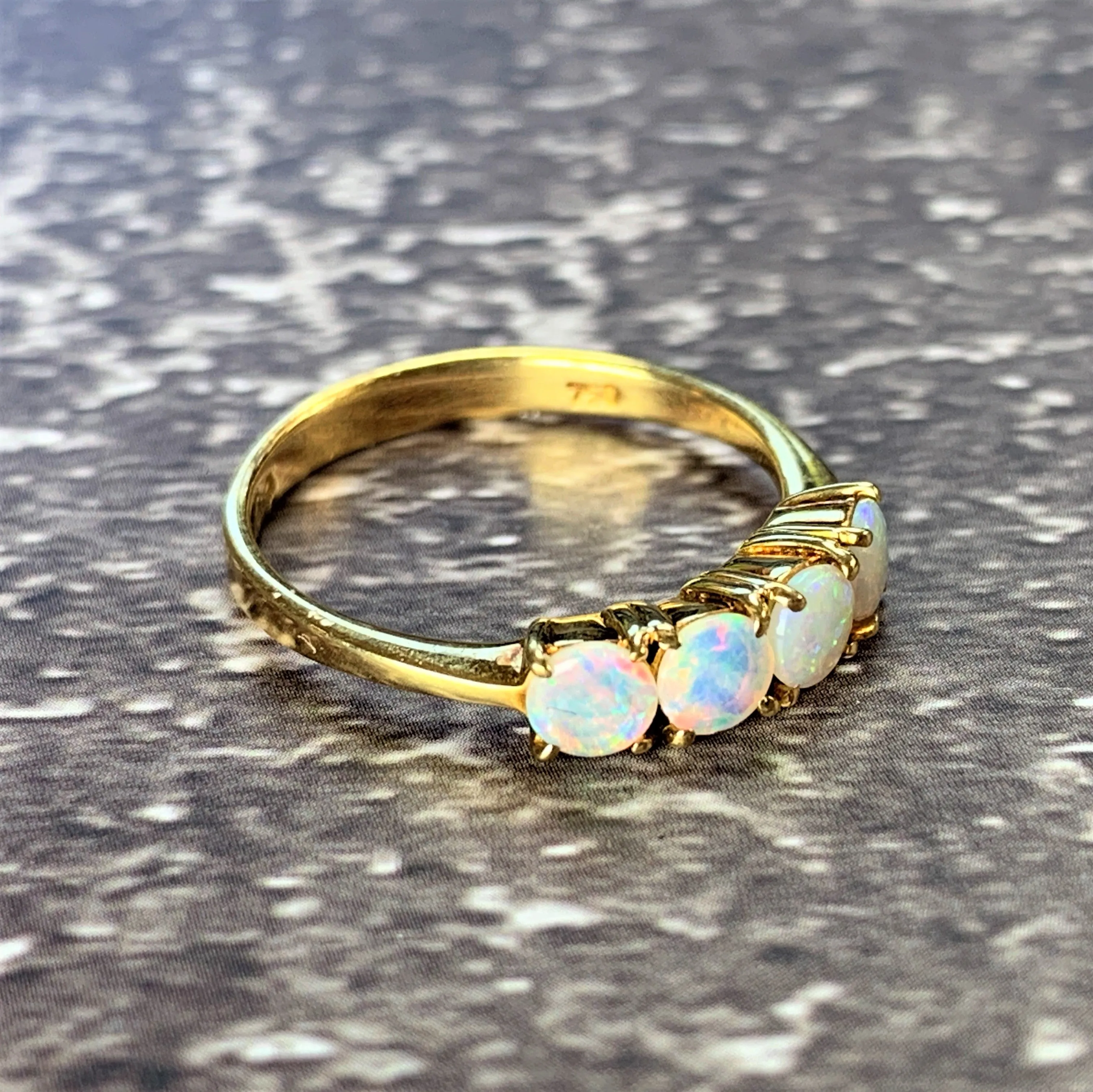 18kt Yellow Gold eternity ring with 5 Crystal Opals