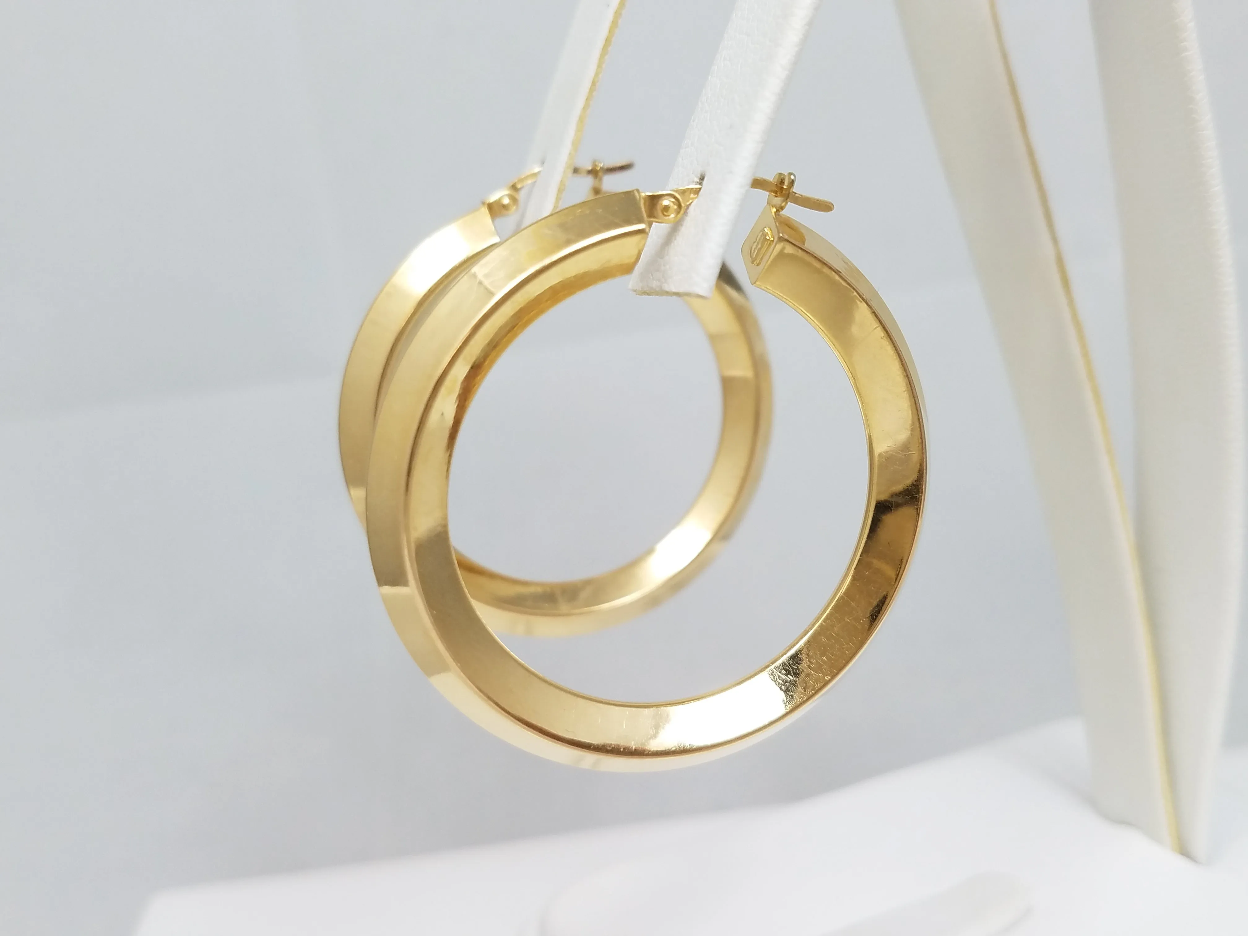 Fashionable 14k Yellow Gold Hollow Hoop Earrings