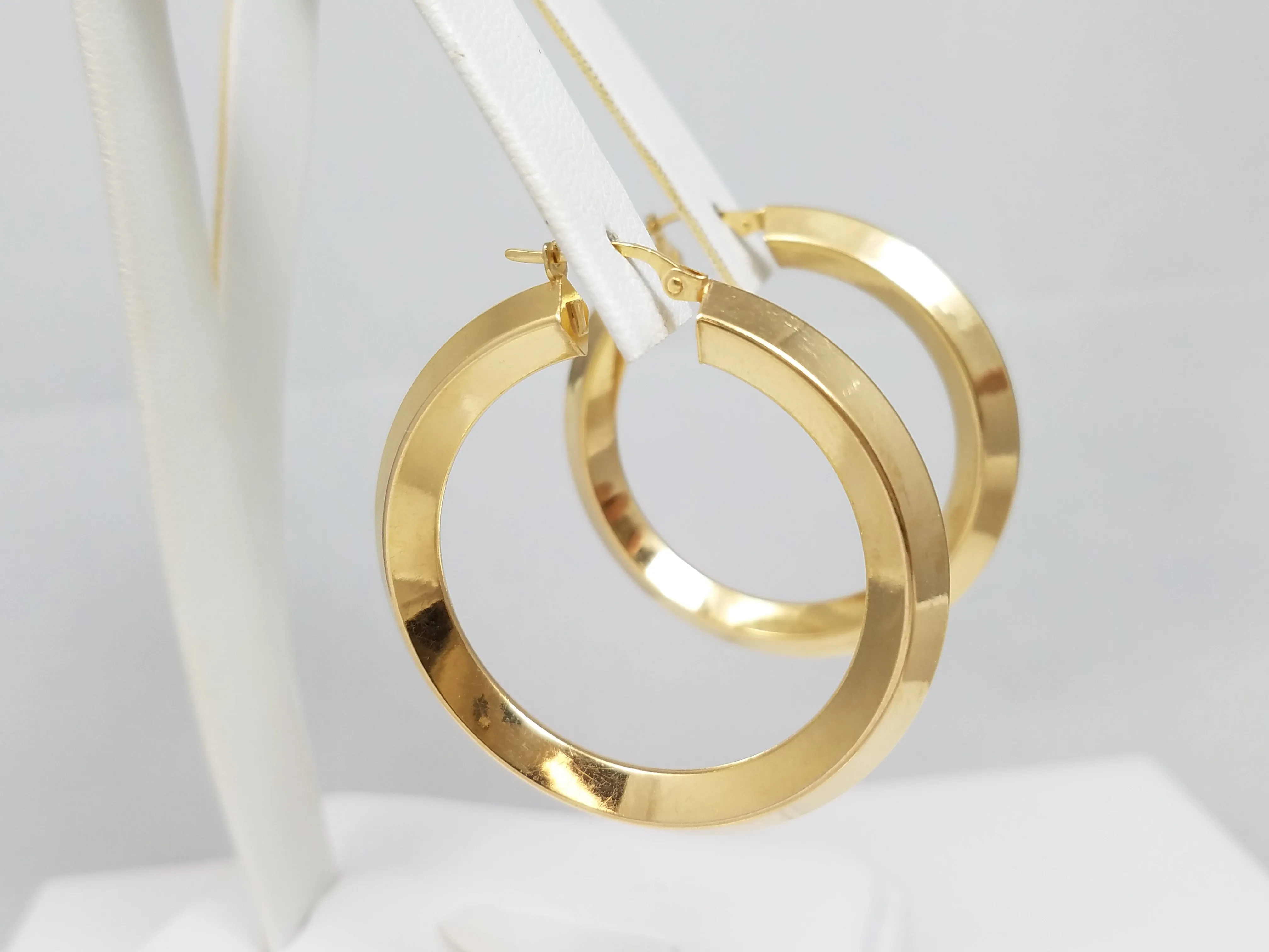 Fashionable 14k Yellow Gold Hollow Hoop Earrings